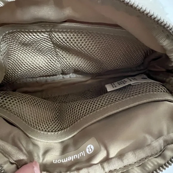 NWT Lululemon Everywhere Belt Bag Fleece Ivory/Trench - Picture 4 of 4